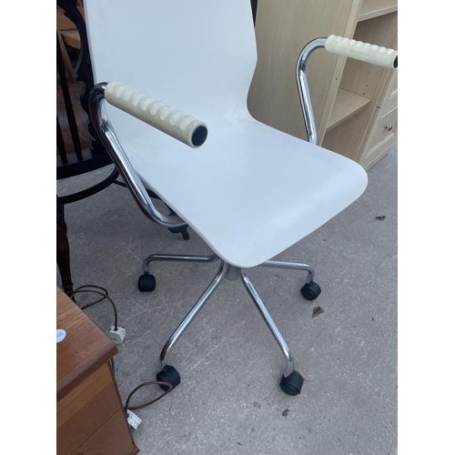 2655 - A MODERN SWIVEL CHAIR ON CHROME BASE