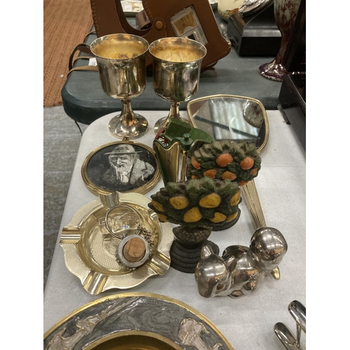 288 - VARIOUS ITEMS OF METAL WARE TO INCLUDE GOBLETS, SQUIRRELS, ASHTRAY, DOORSTOPS ETC