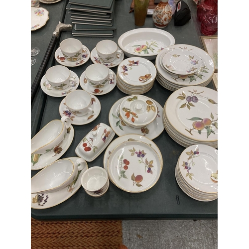 295 - A LARGE QUANTITY OF ROYAL WORCESTER EVESHAM DINNER WARE TO INCLUDE PLATES, CUPS AND SAUCERS, GRAVY B... 