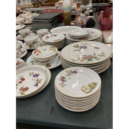 295 - A LARGE QUANTITY OF ROYAL WORCESTER EVESHAM DINNER WARE TO INCLUDE PLATES, CUPS AND SAUCERS, GRAVY B... 