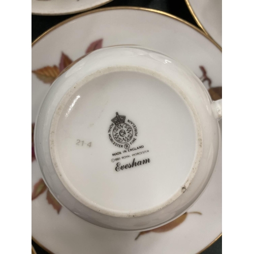 295 - A LARGE QUANTITY OF ROYAL WORCESTER EVESHAM DINNER WARE TO INCLUDE PLATES, CUPS AND SAUCERS, GRAVY B... 