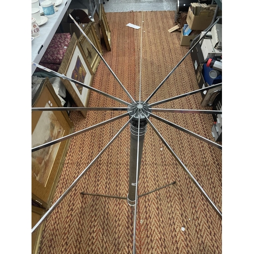 859 - A 1950/60''S MODERNIST SERVIS CLOTHES AIRER WITH TRIPOD BASE