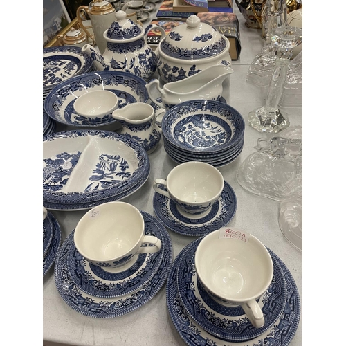 860A - A LARGE CHURCHILL BLUE AND WHITE DINNER SERVICE TO INCLUDE PLATES, SERVING DISHES, TEAPOT, TUREEN, E... 