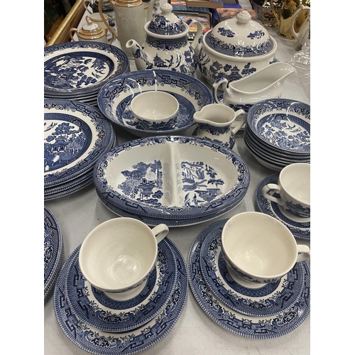 860A - A LARGE CHURCHILL BLUE AND WHITE DINNER SERVICE TO INCLUDE PLATES, SERVING DISHES, TEAPOT, TUREEN, E... 