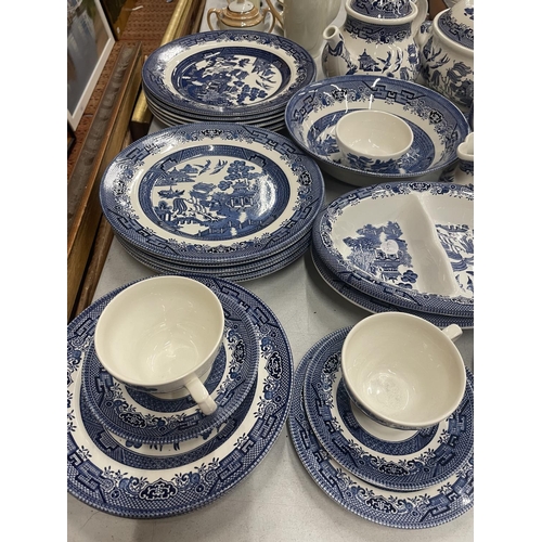 860A - A LARGE CHURCHILL BLUE AND WHITE DINNER SERVICE TO INCLUDE PLATES, SERVING DISHES, TEAPOT, TUREEN, E... 