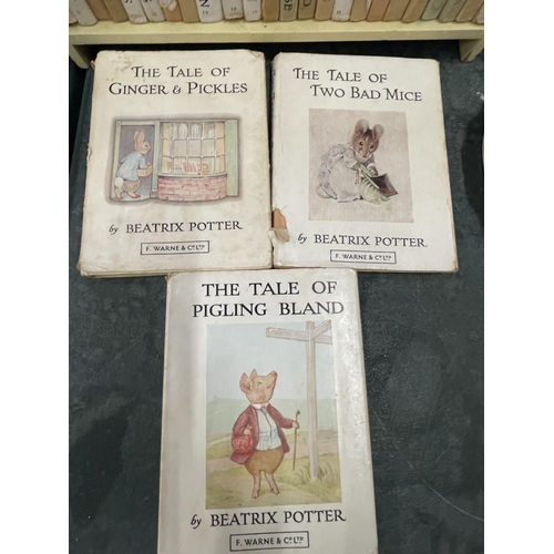 876 - A COLLECTION OF VINTAGE BEATRIX POTTER BOOKS PLUS PETER RABBITS BOOKSHELF