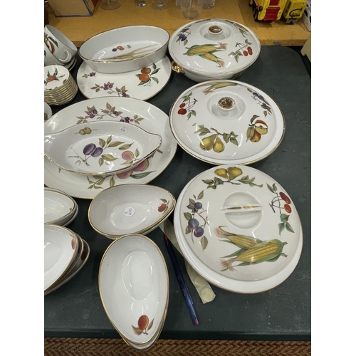 877 - A ROYAL WORCESTER 'EVESHAM' PART DINNER SERVICE TO INCLUDE PLATES, CUPS, SAUCERS, AVOCADO BOWLS, SER... 