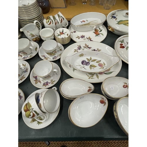 877 - A ROYAL WORCESTER 'EVESHAM' PART DINNER SERVICE TO INCLUDE PLATES, CUPS, SAUCERS, AVOCADO BOWLS, SER... 