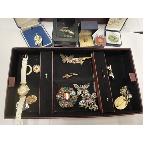 878 - A QUANTITY OF COSTUME JEWELLERY TO INCLUDE BROOCHES, WRISTWATCHES, CUFFLINKS, BEADS, ETC