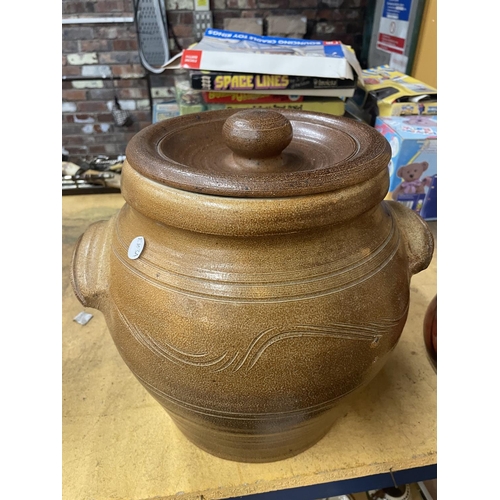 886 - A LARGE STONEWARE LIDDED URN STYLE POT WITH MAKERS MARK TO THE SIDE