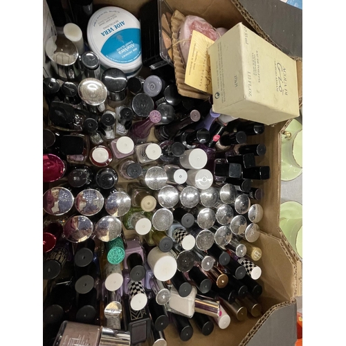 899 - A LARGE QUANTITY OF COSMETICS TO MAINLY INCLUDE NAIL VARNISHES