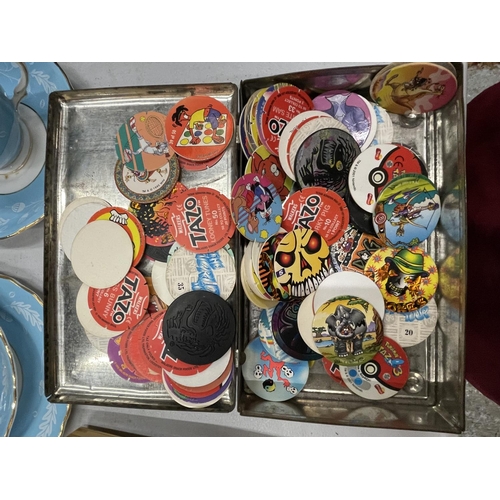 901 - A  QUANTITY OF TAZ DISCS TO INCLUDE POKEMON, CARTOON CHARACTERS, ETC IN A VINTAGE TIN