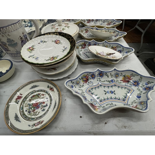 904 - A QUANTITY OF CERAMIC ITEMS TO INCLUDE PORTUGUESE HANDPAINTED DISHES, WEDGWOOD 'WILD STRAWBERRY', PO... 