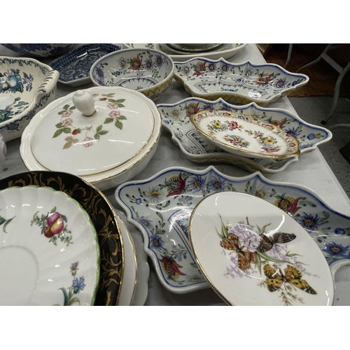 904 - A QUANTITY OF CERAMIC ITEMS TO INCLUDE PORTUGUESE HANDPAINTED DISHES, WEDGWOOD 'WILD STRAWBERRY', PO... 