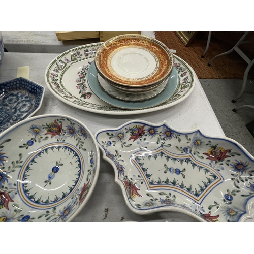 904 - A QUANTITY OF CERAMIC ITEMS TO INCLUDE PORTUGUESE HANDPAINTED DISHES, WEDGWOOD 'WILD STRAWBERRY', PO... 