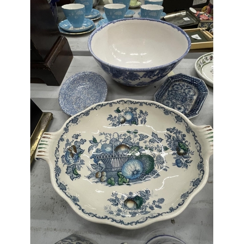 905 - A QUANTITY OF CERAMIC ITEMS TO INCLUDE A MASON'S JUG AND BOWL, DISHES, ETC