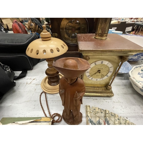 906 - A MIXED LOT TO INCLUDE A VINTAGE OAK CASED MANTLE CLOCK WITH NUMBER 6 IMPRESSED TO FRONT FOR RESTORA... 