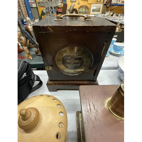 906 - A MIXED LOT TO INCLUDE A VINTAGE OAK CASED MANTLE CLOCK WITH NUMBER 6 IMPRESSED TO FRONT FOR RESTORA... 