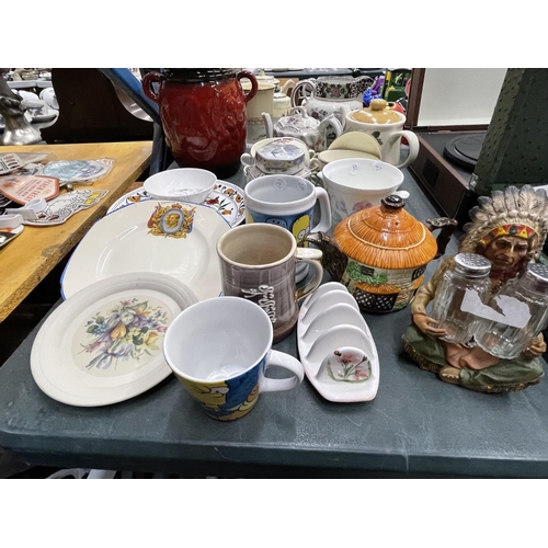 913 - A LARGE QUANTITY OF CERAMIC ITEMS TO INCLUDE A RUMPTOFF, TEAPOTS, PLATES, MINTON CUPS, ETC