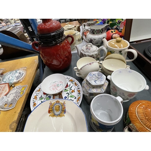 913 - A LARGE QUANTITY OF CERAMIC ITEMS TO INCLUDE A RUMPTOFF, TEAPOTS, PLATES, MINTON CUPS, ETC