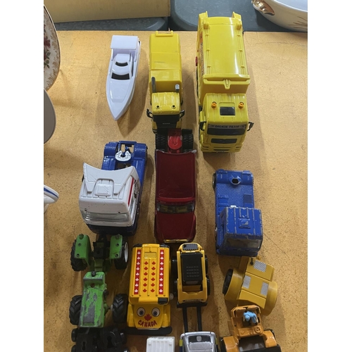 918 - A LARGE QUANTITY OF TOY VEHICLES TO INCLUDE TRUCKS AND CARS, ETC