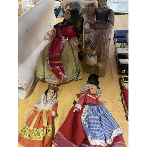 922 - A COLLECTION OF VINTAGE DOLLS IN NATIONAL COSTUME