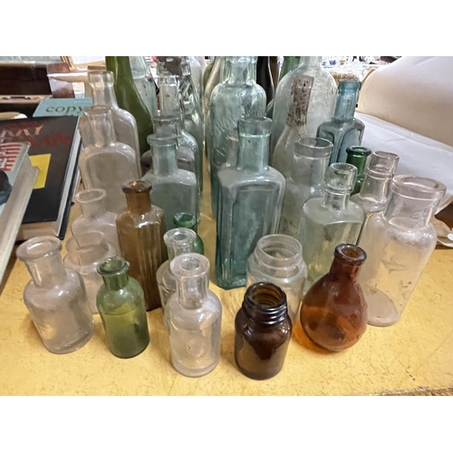 924 - A LARGE QUANTITY OF VINTAGE GLASS BOTTLES TO INCLUDE SOME WITH GLASS MARBLES