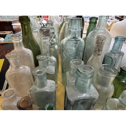 924 - A LARGE QUANTITY OF VINTAGE GLASS BOTTLES TO INCLUDE SOME WITH GLASS MARBLES