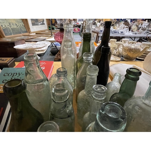 924 - A LARGE QUANTITY OF VINTAGE GLASS BOTTLES TO INCLUDE SOME WITH GLASS MARBLES