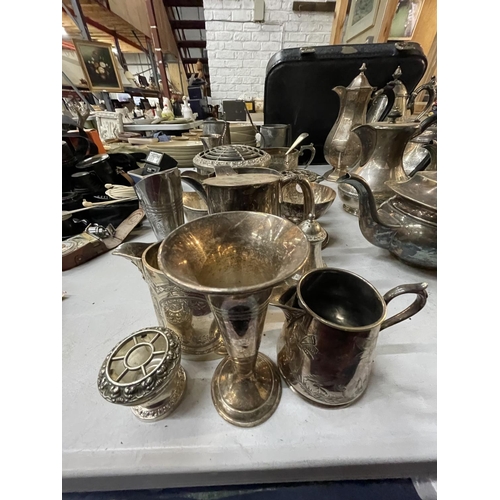 933 - A LARGE QUANTITY OF SILVER PLATED ITEMS TO INCLUDE TANKARDS, JUGS, A ROSE BOWL, BOWLS, ETC