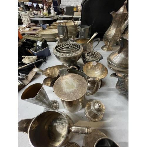 933 - A LARGE QUANTITY OF SILVER PLATED ITEMS TO INCLUDE TANKARDS, JUGS, A ROSE BOWL, BOWLS, ETC