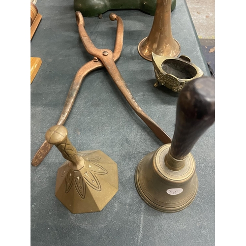 936 - A SET  OF VINTAGE SCALES WITH BRASS PAN AND WEIGHTS, A COPPER HUNTING HORN, BRASS BELLS, ETC