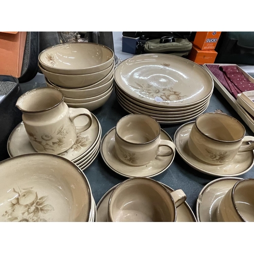 939 - A VINTAGE DENBY 'MEMORIES' DINNER SERVICE TO INCLUDE PLATES, BOWLS, CUPS, SAUCERS, A CREAM JUG, ETC