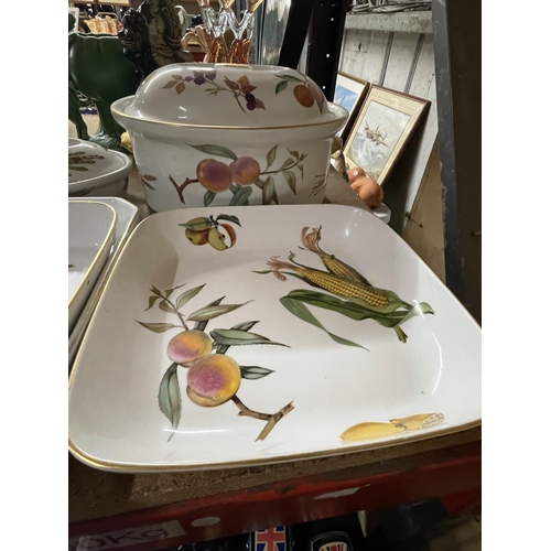 954 - A QUANTITY OF ROYAL WORCESTER 'EVESHAM' DINNERWARE TO INCLUDE LIDDED SERVING DISHES, SERVING PLATES,... 