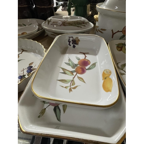 954 - A QUANTITY OF ROYAL WORCESTER 'EVESHAM' DINNERWARE TO INCLUDE LIDDED SERVING DISHES, SERVING PLATES,... 