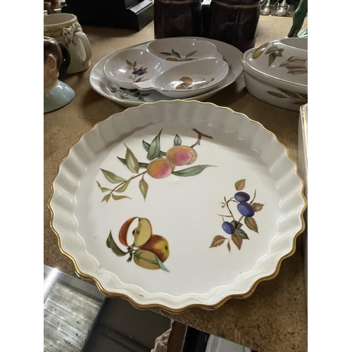 954 - A QUANTITY OF ROYAL WORCESTER 'EVESHAM' DINNERWARE TO INCLUDE LIDDED SERVING DISHES, SERVING PLATES,... 