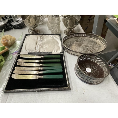 968 - ALARGE QUANTITY OFSILVER PLATED ITEMS TO INCLUDE CANDLESTICKS, A VINTAGE BOXED SET OF KNIVES, SUGAR ... 