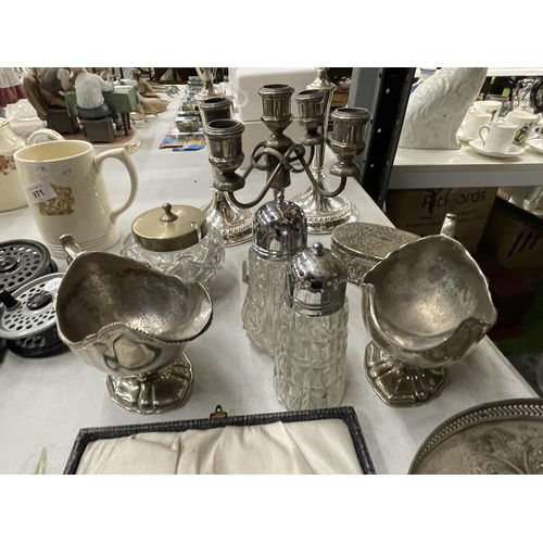 968 - ALARGE QUANTITY OFSILVER PLATED ITEMS TO INCLUDE CANDLESTICKS, A VINTAGE BOXED SET OF KNIVES, SUGAR ... 