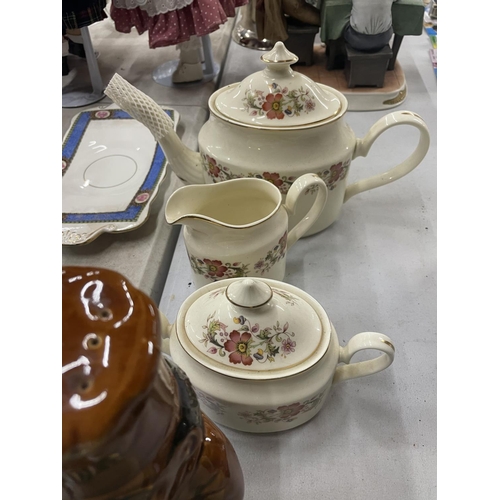 972 - A QUANTITY OF CERAMIC ITEMS TO INCLUDE A CHINA TEAPOT, SUGAR BOWL AND CREAM JUG, VINTAGE NEWHALL COF... 