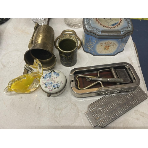 973 - A MIXED LOT TO INCLUDE A VINTAGE RAZOR, TUMBLER GLASSES, BLACK GLASS BOWLS, BRASS ITEMS, ETC