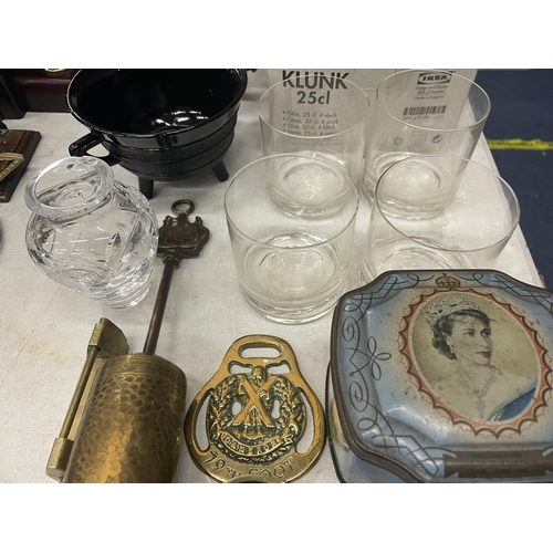 973 - A MIXED LOT TO INCLUDE A VINTAGE RAZOR, TUMBLER GLASSES, BLACK GLASS BOWLS, BRASS ITEMS, ETC