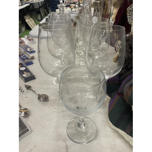 977 - A QUANTITY OF GLASSWARE TO INCLUDE A DECANTER, VASE, JUG AND WINE GLASSES