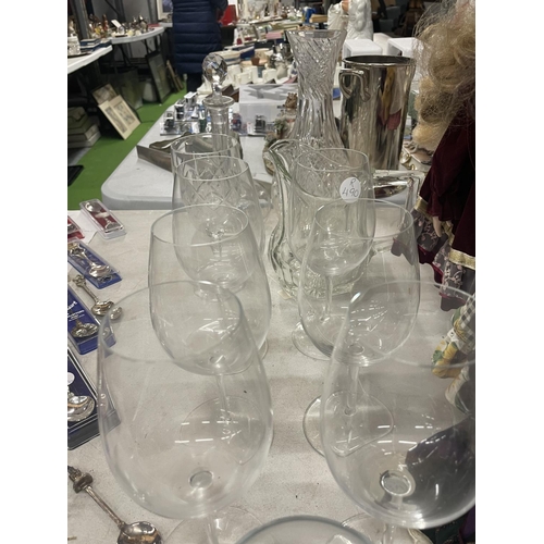 977 - A QUANTITY OF GLASSWARE TO INCLUDE A DECANTER, VASE, JUG AND WINE GLASSES