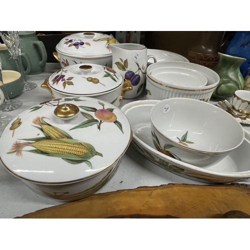 990 - A QUANTITY OF ROYAL WORCESTER 'EVESHAM' DINNERWARE TO INCLUDE LIDDED SERVING DISHES, A JUG, SOUFFLE ... 