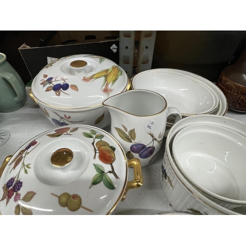 990 - A QUANTITY OF ROYAL WORCESTER 'EVESHAM' DINNERWARE TO INCLUDE LIDDED SERVING DISHES, A JUG, SOUFFLE ... 