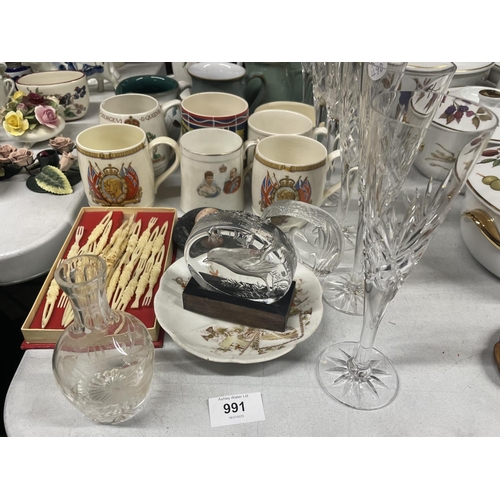 991 - A MIXED LOT TO INCLUDE ROYAL COMMEMORATIVE MUGS - SOME A/F, CHAMPAGNE FLUTES, DENBY, PLATES, JUGS AN... 