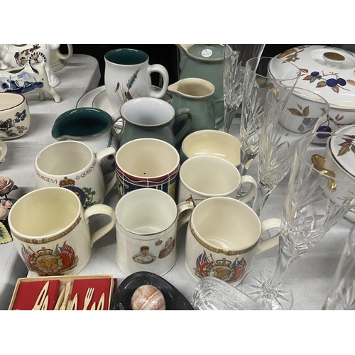 991 - A MIXED LOT TO INCLUDE ROYAL COMMEMORATIVE MUGS - SOME A/F, CHAMPAGNE FLUTES, DENBY, PLATES, JUGS AN... 