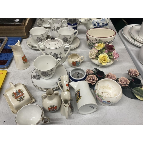 992 - A FLORAL PATTERNED COFFEE SET TO INCLUDE A COFFEE POT, CREAM JUG, SUGAR BOWL, CUPS AND SAUCERS, CRES... 