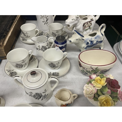 992 - A FLORAL PATTERNED COFFEE SET TO INCLUDE A COFFEE POT, CREAM JUG, SUGAR BOWL, CUPS AND SAUCERS, CRES... 