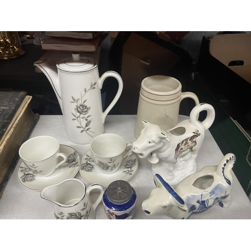 992 - A FLORAL PATTERNED COFFEE SET TO INCLUDE A COFFEE POT, CREAM JUG, SUGAR BOWL, CUPS AND SAUCERS, CRES... 